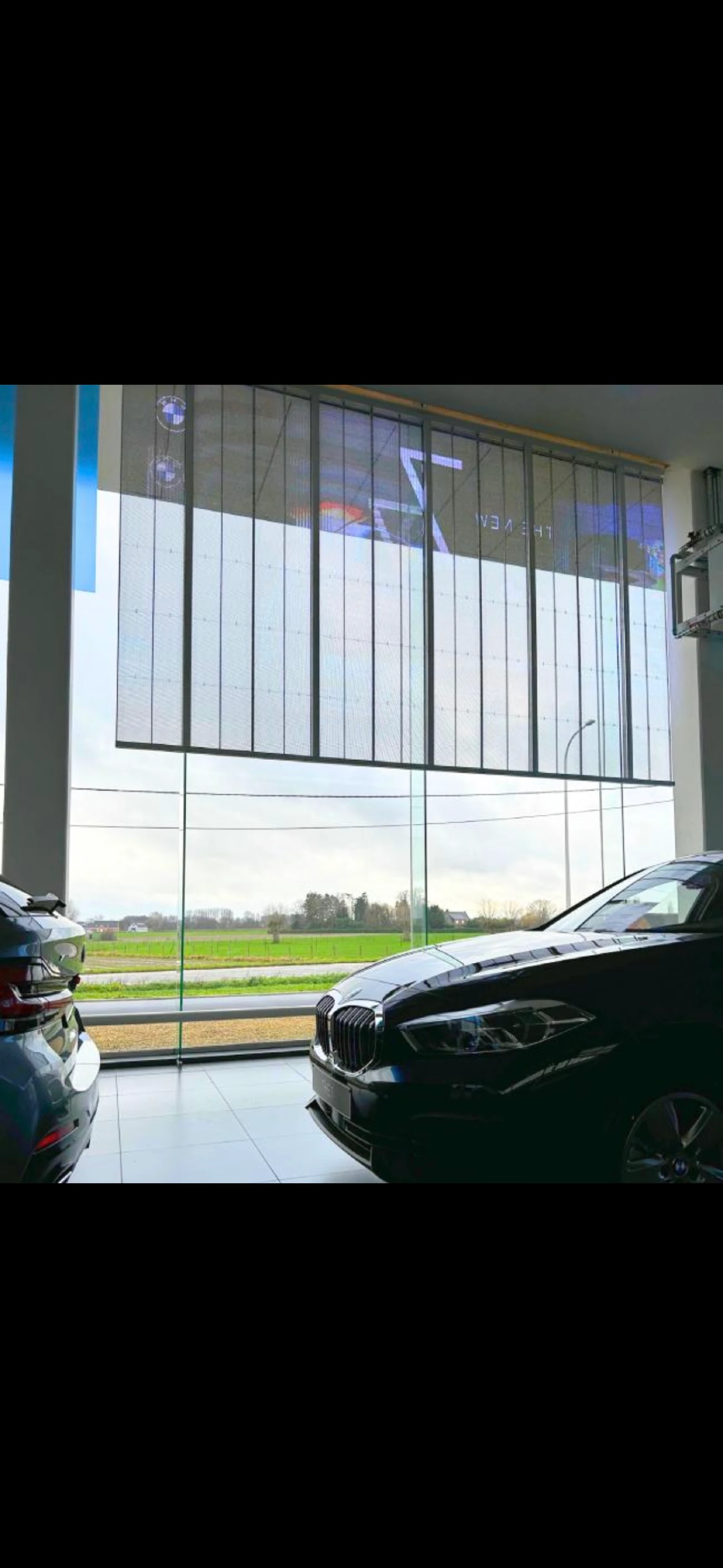 Écran LED transparent dans une salle d’exposition BMW